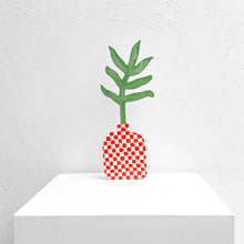 Load image into Gallery viewer, VASE checkered red

